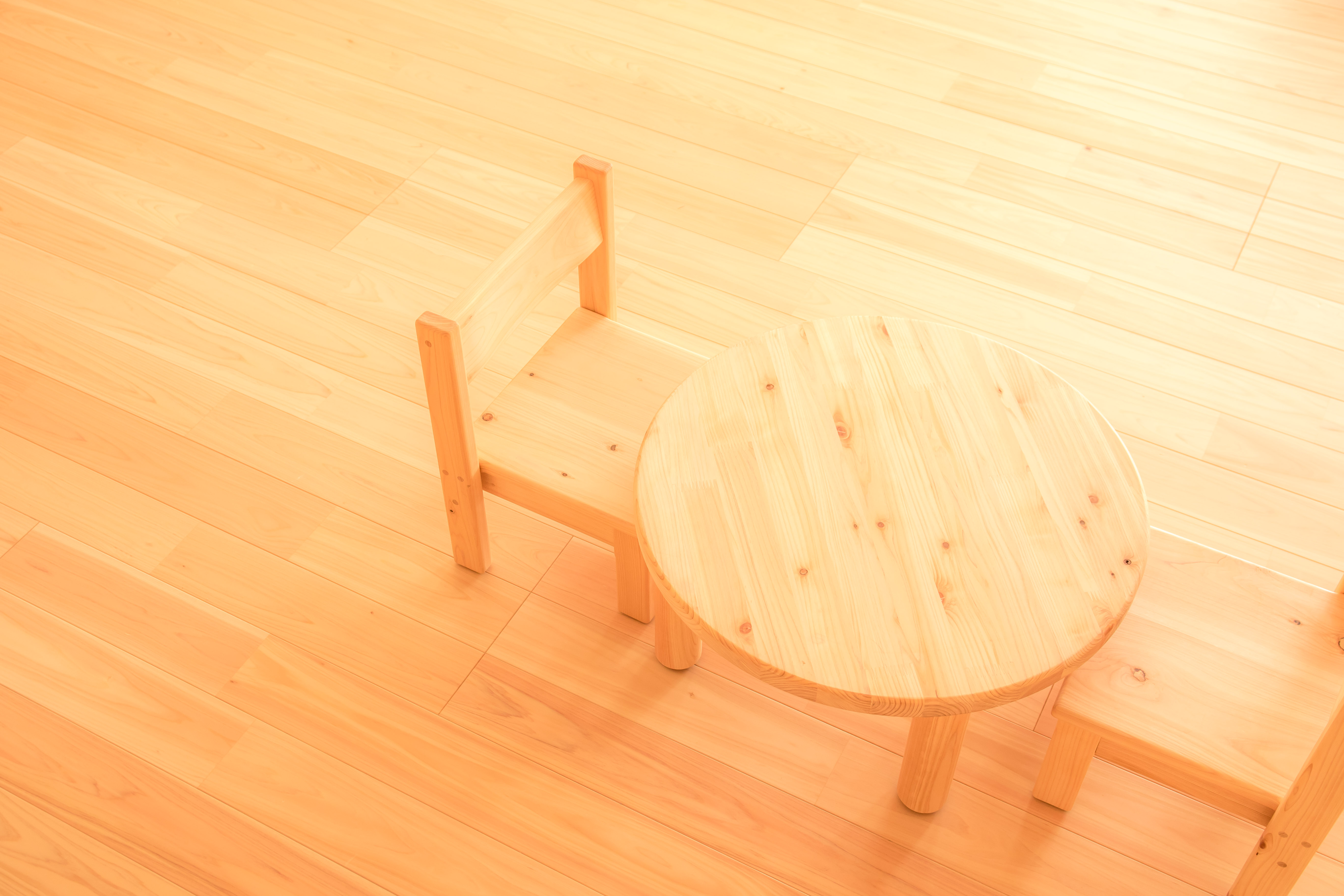 国産材の椅子とテーブル