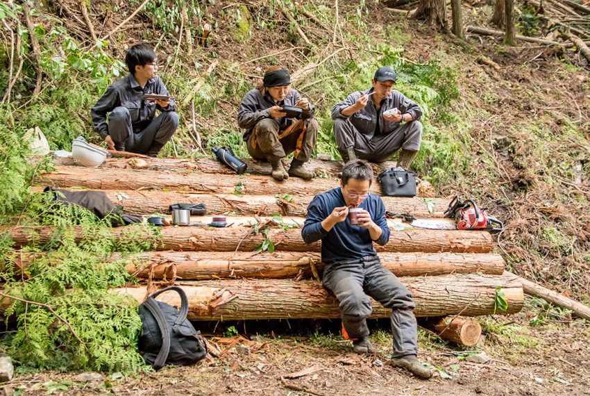 山で昼食を食べる人たち